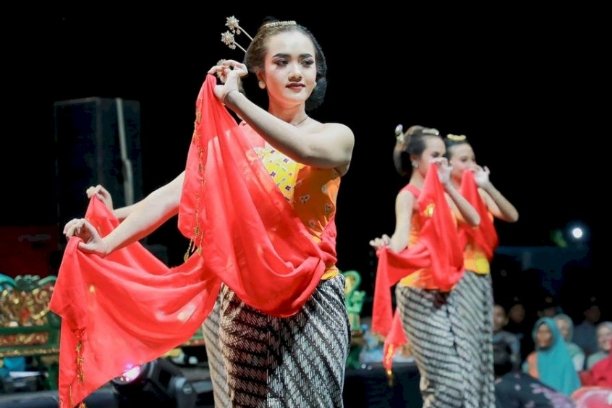 Tradisi Tayub di Desa Ngandong, Klaten, menjadi momentum memperkuat kebersamaan warga dan melestarikan budaya Jawa di tengah modernisasi.