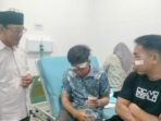 Kades Cahya Bumi, Komarudin, dan saudaranya menjadi korban pengeroyokan di area kebun PT Wilmar Buluh Cawang Plantation, OKI. Polisi dan TNI turun tangan selidiki kasus ini.