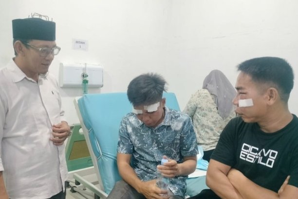Kades Cahya Bumi, Komarudin, dan saudaranya menjadi korban pengeroyokan di area kebun PT Wilmar Buluh Cawang Plantation, OKI. Polisi dan TNI turun tangan selidiki kasus ini.