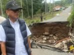 Hujan deras menyebabkan jalan lintas provinsi Pagaralam–Kepahiang di Empat Lawang amblas dan putus total. Bupati Joncik Muhammad turun langsung meninjau lokasi dan memastikan penanganan cepat dilakukan.
