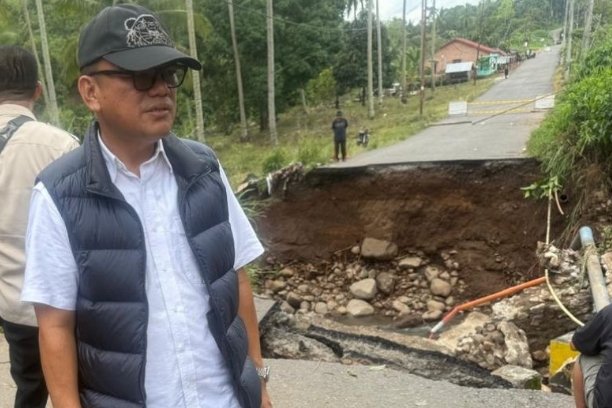 Hujan deras menyebabkan jalan lintas provinsi Pagaralam–Kepahiang di Empat Lawang amblas dan putus total. Bupati Joncik Muhammad turun langsung meninjau lokasi dan memastikan penanganan cepat dilakukan.