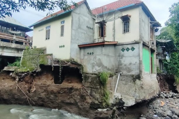 Banjir dan longsor melanda Empat Lawang usai hujan deras. Jalur vital Pagaralam–Kepahiang putus total, rumah warga rusak, dan alat berat hanyut terbawa arus.