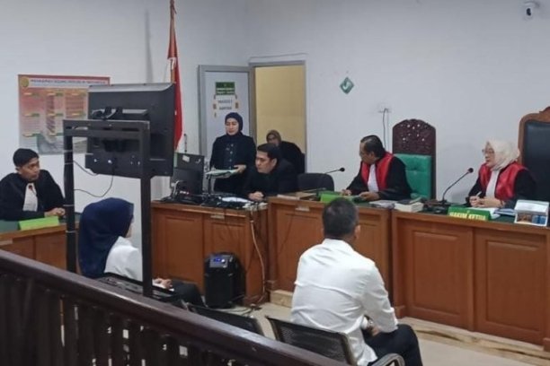 Majelis Hakim Tipikor Palembang menolak eksepsi Fitrianti Agustinda dalam kasus korupsi dana PMI Palembang senilai Rp4,09 miliar, dan memerintahkan JPU lanjut ke tahap pembuktian.