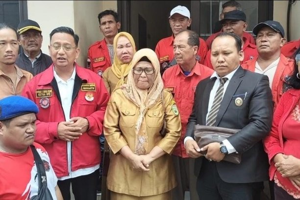 Polisi tetapkan oknum guru PPPK sebagai tersangka penganiayaan guru ASN di SMA Negeri 16 Palembang. Korban bersyukur dan berharap tak ada lagi kekerasan di sekolah.
