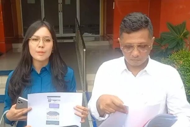 Kasus dugaan fitnah yang melibatkan pengusaha Suci Anggraini dan selebgram Palembang berinisial AL kini mencuat ke publik. Selain tuduhan melalui media sosial, laporan ini juga menyentuh aspek perlindungan data pribadi akibat penyebaran dokumen bisnis tanpa izin. Polda Sumsel telah menerima laporan resmi dari korban.