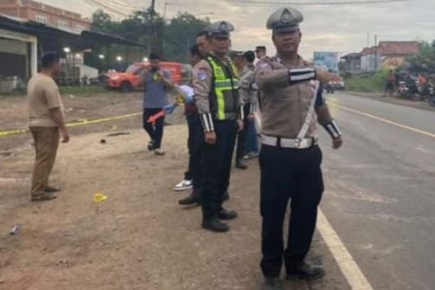 Sopir angkutan desa di Banyuasin tewas ditembak pengendara mobil setelah cekcok di SPBU Limau Sembawa. Polisi masih memburu pelaku.
