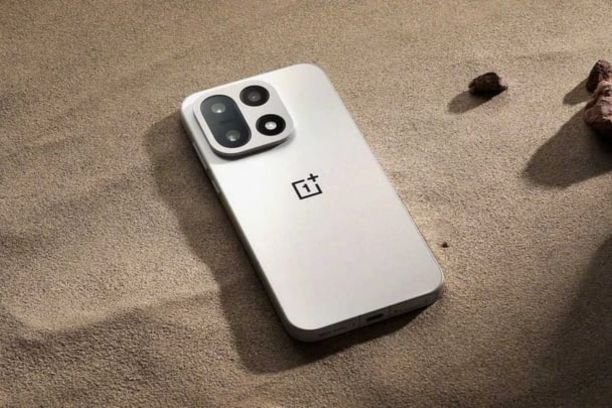 OnePlus 15 siap debut dengan baterai 7.300mAh dan pengisian 120W. Ponsel ini berpotensi jadi raja daya tahan di kelas flagship Android.