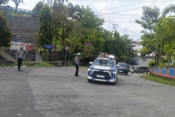 Satlantas Polres Empat Lawang gelar Strong Point Sore di Tebing Tinggi untuk meningkatkan disiplin berlalu lintas dan mencegah kecelakaan.