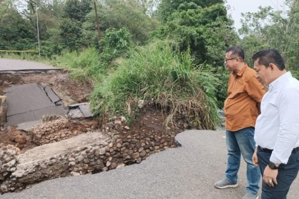 Dinas PU Sumsel menargetkan perbaikan sementara jalan Seleman–Sawah rampung dalam 5–7 hari agar aktivitas warga Muara Pinang segera kembali normal.