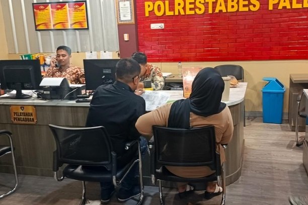 Siswa di Palembang diduga dianiaya guru olahraga karena dikira tidur di kelas. Kasus dilaporkan ke Polrestabes Palembang dan kini tengah diselidiki.