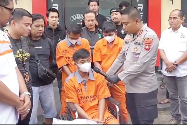 Abdullah (31) tewas dibacok di rumahnya, Kayuagung. Polisi tangkap tiga pelaku dalam lima jam. Motif pembunuhan diduga karena dendam pribadi.