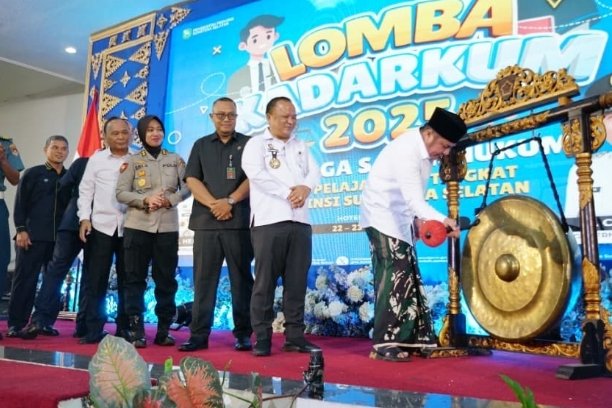 Gubernur Sumatera Selatan H. Herman Deru membuka secara resmi Lomba Keluarga Sadar Hukum (Kadarkum) Tahun 2025 tingkat pelajar SMA/SMK se-Provinsi Sumatera Selatan yang berlangsung di Hotel Swarna Dwipa Palembang, Rabu (22/10/2025).