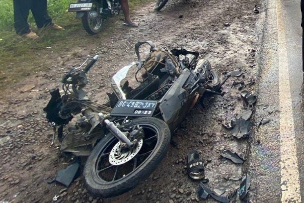 Dua remaja luka berat usai motor Honda Beat yang mereka kendarai menabrak mobil dinas di Jalan Palembang–Betung, Banyuasin, Rabu pagi.