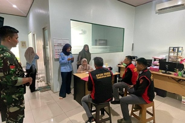 Kejati Sumsel kembali mengusut dugaan korupsi pendistribusian semen PT Semen Baturaja. Tiga lokasi digeledah, bukti penting disita, kasus lama mencuat lagi.