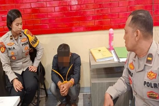 Pelajar SMA di Palembang ditangkap warga usai diduga lecehkan wanita disabilitas mental. Pelaku bersembunyi di kandang ayam sebelum diserahkan ke polisi.