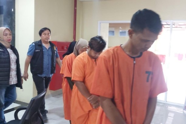 Polda Sumsel gagalkan transaksi jual-beli bayi Rp8 juta di RS Bari Palembang. Empat pelaku, termasuk pasutri, ditangkap bersama barang bukti.