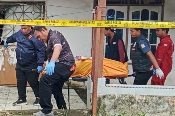 Warga Palembang geger temuan jasad lansia membusuk di rumahnya. Diketahui korban tinggal seorang diri karena terpisah dari keluarga akibat ekonomi.