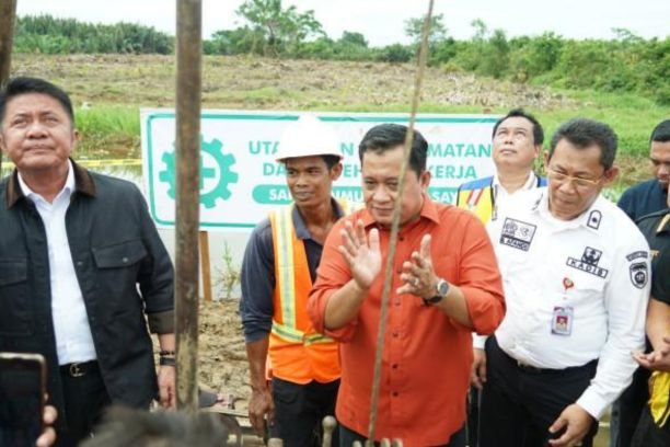 Herman Deru resmikan pembangunan duplikat Jembatan Tanah Kering Banyuasin senilai Rp25,45 miliar untuk memperlancar akses dan ekonomi masyarakat.