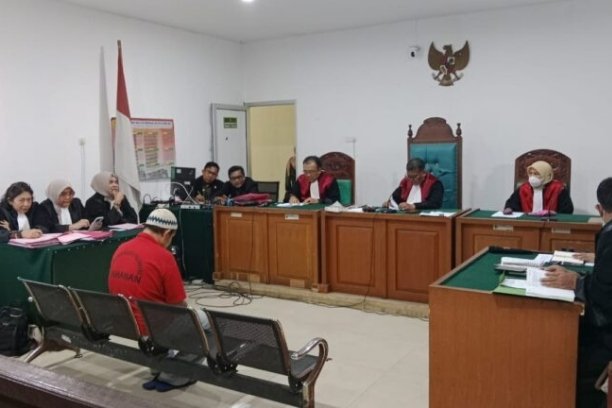Antoni, kurir sabu 11 kilogram, divonis penjara seumur hidup oleh PN Palembang. Vonis hakim sesuai tuntutan jaksa dari Kejati Sumsel.