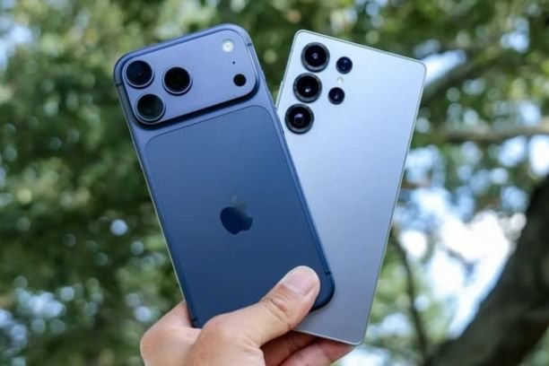 Apple iPhone 17 dan Samsung Galaxy S25 bersaing sengit di pasar flagship 2025. Siapa yang lebih unggul dalam desain, kamera, dan performa?