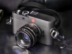 Leica M EV1 hadir tanpa rangefinder optik legendaris, menawarkan desain modern dengan EVF, sensor 60,3MP, dan teknologi fokus canggih.