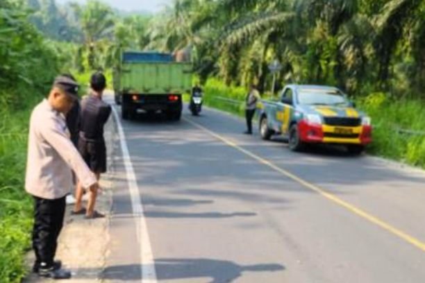 Dua pelajar asal Empat Lawang dibegal tiga pria bersenjata di Jalan Lintas Curup–Lubuklinggau usai mendaki Bukit Kaba. Polisi kini buru para pelaku.