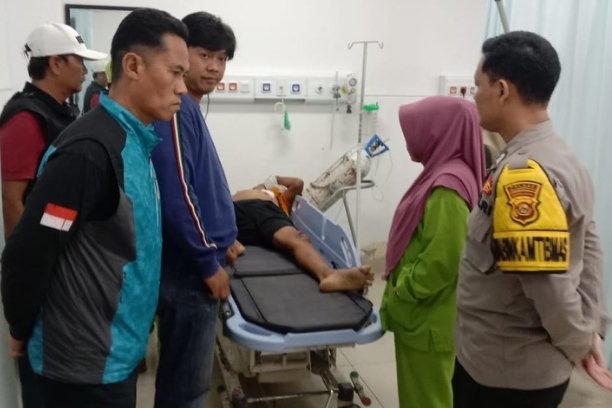 Cekcok di proyek bangunan berujung maut. Seorang pria di Baturaja Timur tewas ditusuk rekan kerjanya, pelaku kabur dan kini diburu polisi.