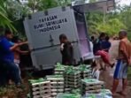 Mobil SPPG Musi Rawas tergelincir saat antar Menu Bergizi di Desa Taba Tengah. Warga bantu evakuasi, distribusi bantuan tetap berjalan lancar.