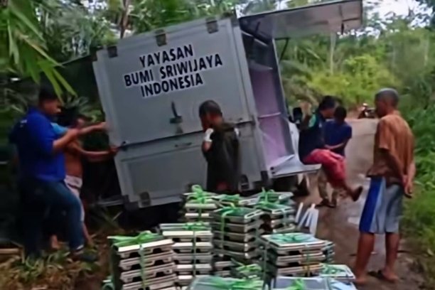 Mobil SPPG Musi Rawas tergelincir saat antar Menu Bergizi di Desa Taba Tengah. Warga bantu evakuasi, distribusi bantuan tetap berjalan lancar.