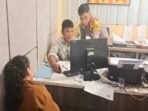 Seorang istri di Palembang dianiaya suaminya gara-gara cemburu tak masuk akal hanya karena tidak ada foto dirinya di Facebook sang istri.