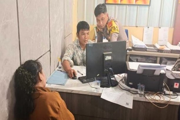 Seorang istri di Palembang dianiaya suaminya gara-gara cemburu tak masuk akal hanya karena tidak ada foto dirinya di Facebook sang istri.
