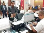 Guru SMK Negeri 7 Palembang, Maya Handayani, melaporkan wali murid ke Polda Sumsel atas dugaan pencemaran nama baik di TikTok. PGRI beri dukungan penuh.
