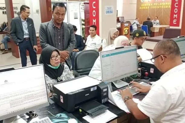 Guru SMK Negeri 7 Palembang, Maya Handayani, melaporkan wali murid ke Polda Sumsel atas dugaan pencemaran nama baik di TikTok. PGRI beri dukungan penuh.