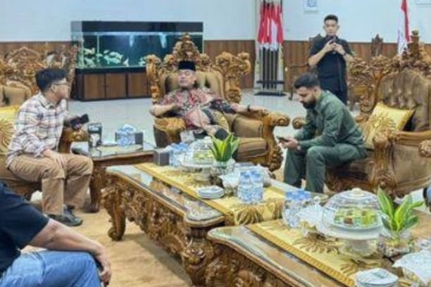 Buyer asal Dubai kunjungi Desa Jarai untuk menilai kualitas Kopi Lahat. Upaya Bupati Lahat, Bursah Zarnubi, memperkenalkan kopi lokal ke dunia mulai berhasil.