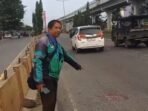 Kecelakaan tak biasa terjadi di Palembang, saat pejalan kaki justru menabrak pengendara motor hingga keduanya terluka dan dilarikan ke rumah sakit.