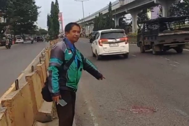Kecelakaan tak biasa terjadi di Palembang, saat pejalan kaki justru menabrak pengendara motor hingga keduanya terluka dan dilarikan ke rumah sakit.