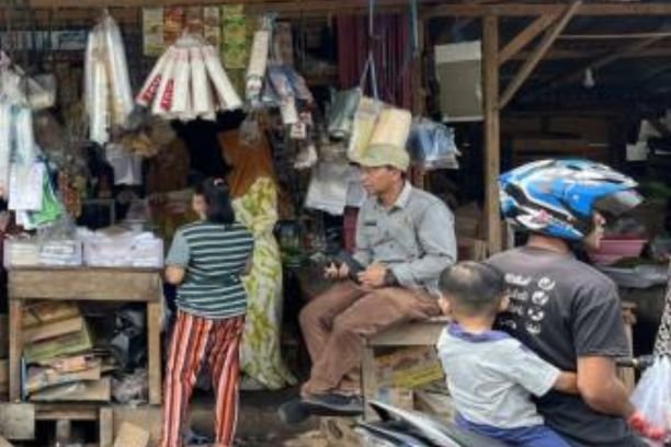 Harga sembako di Pasar Pulau Mas Tebing Tinggi Empat Lawang masih stabil. Daging ayam Rp38 ribu/kg, beras dan cabai juga belum alami kenaikan.