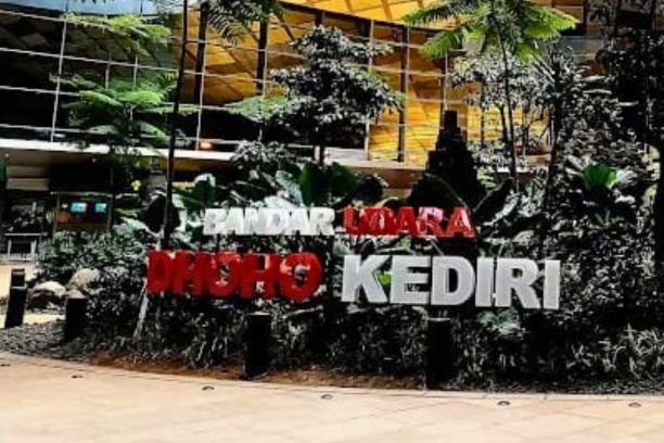 Bandara Dhoho Kediri resmi kembali beroperasi 10 November 2025 dengan rute Jakarta–Kediri oleh Super Air Jet. Warganet sambut kabar ini dengan antusias.