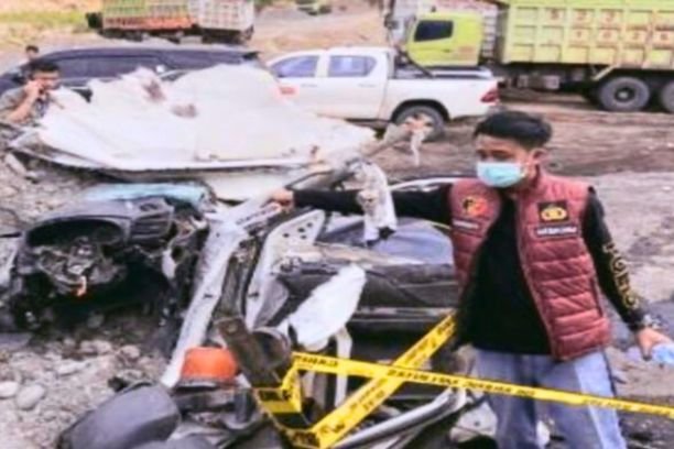 Petugas pengawas PT RMK tewas tertimpa dump truk di jalur hauling Muara Enim. Polisi sebut kecelakaan dipicu kondisi jalan dan minimnya pengawasan.