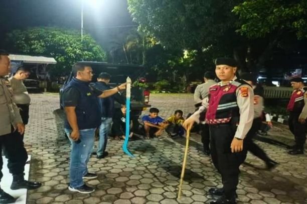 Delapan remaja di Lubuklinggau diamankan Polisi saat hendak tawuran membawa celurit panjang. Polisi imbau orang tua lebih ketat awasi anak-anaknya.