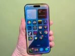 Apple sedang mengembangkan Siri 2.0 dengan AI dan kesadaran konteks untuk iOS 26.4, menjanjikan tindakan lintas aplikasi dan personalisasi yang lebih baik.