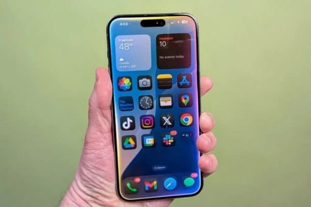 Apple sedang mengembangkan Siri 2.0 dengan AI dan kesadaran konteks untuk iOS 26.4, menjanjikan tindakan lintas aplikasi dan personalisasi yang lebih baik.