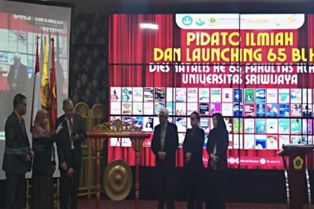 Fakultas Hukum Unsri rayakan Dies Natalis ke-65 dengan peluncuran 65 buku ilmu hukum dan dua rekor MURI, simbol komitmen pada pembangunan hukum nasional.