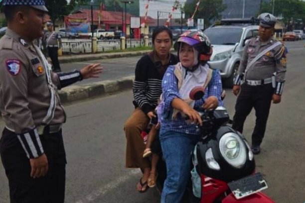 Satlantas Polres Empat Lawang gelar razia dan sosialisasi tertib lalu lintas di KTL Tebing Tinggi, tindak pengendara melanggar aturan seperti tanpa helm dan knalpot brong.