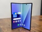 Samsung Galaxy Tri-Fold dilaporkan hanya akan diluncurkan di beberapa negara Asia. Perangkat ini disebut mahal dan belum sempurna untuk pasar global.