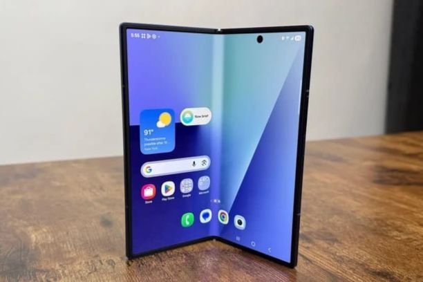 Samsung Galaxy Tri-Fold dilaporkan hanya akan diluncurkan di beberapa negara Asia. Perangkat ini disebut mahal dan belum sempurna untuk pasar global.