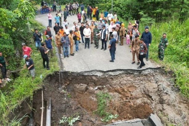 Pemkab Empat Lawang bersama Pemprov Sumsel bergerak cepat memperbaiki jalan provinsi Pagaralam–Kepahiang yang ambles akibat hujan deras dan luapan sungai.