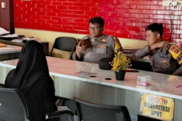 Kasus dugaan pencabulan remaja 17 tahun di Palembang terungkap usai razia ponsel sekolah. Polisi kini selidiki pacar korban sebagai pelaku.