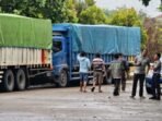 Warga Tanjung Raman, Prabumulih, menghentikan empat truk batubara yang nekat melintas di jalur terlarang. Dishub turun tangan amankan kendaraan.