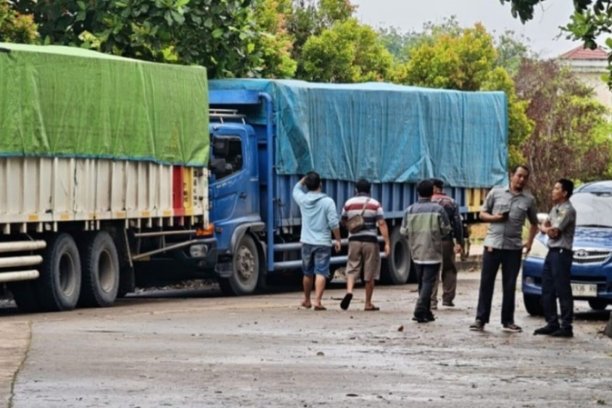 Warga Tanjung Raman, Prabumulih, menghentikan empat truk batubara yang nekat melintas di jalur terlarang. Dishub turun tangan amankan kendaraan.